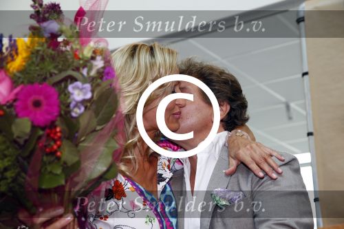 Hoofddorp 29 augustus 2013
Presentatie van de Margriet met Natasja Foger als hoofdredaktrice.
Leontine v d Bos de reguliere hoofdredaktrice geeft aar het eerste exemplaar en Rene Froger zingt voor Natasja bij sanoma uitgevers