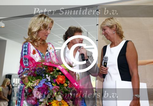 Hoofddorp 29 augustus 2013
Presentatie van de Margriet met Natasja Foger als hoofdredaktrice.
Leontine v d Bos de reguliere hoofdredaktrice geeft aar het eerste exemplaar en Rene Froger zingt voor Natasja bij sanoma uitgevers
