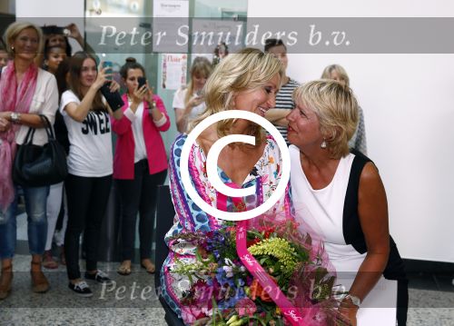 Hoofddorp 29 augustus 2013
Presentatie van de Margriet met Natasja Foger als hoofdredaktrice.
Leontine v d Bos de reguliere hoofdredaktrice geeft aar het eerste exemplaar en Rene Froger zingt voor Natasja bij sanoma uitgevers