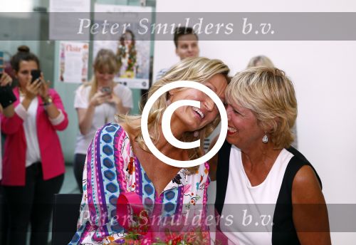 Hoofddorp 29 augustus 2013
Presentatie van de Margriet met Natasja Foger als hoofdredaktrice.
Leontine v d Bos de reguliere hoofdredaktrice geeft aar het eerste exemplaar en Rene Froger zingt voor Natasja bij sanoma uitgevers