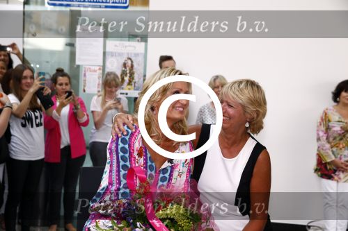 Hoofddorp 29 augustus 2013
Presentatie van de Margriet met Natasja Foger als hoofdredaktrice.
Leontine v d Bos de reguliere hoofdredaktrice geeft aar het eerste exemplaar en Rene Froger zingt voor Natasja bij sanoma uitgevers