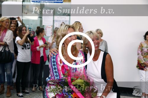 Hoofddorp 29 augustus 2013
Presentatie van de Margriet met Natasja Foger als hoofdredaktrice.
Leontine v d Bos de reguliere hoofdredaktrice geeft aar het eerste exemplaar en Rene Froger zingt voor Natasja bij sanoma uitgevers