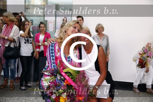 Hoofddorp 29 augustus 2013
Presentatie van de Margriet met Natasja Foger als hoofdredaktrice.
Leontine v d Bos de reguliere hoofdredaktrice geeft aar het eerste exemplaar en Rene Froger zingt voor Natasja bij sanoma uitgevers