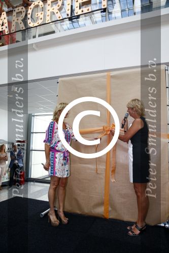 Hoofddorp 29 augustus 2013
Presentatie van de Margriet met Natasja Foger als hoofdredaktrice.
Leontine v d Bos de reguliere hoofdredaktrice geeft aar het eerste exemplaar en Rene Froger zingt voor Natasja bij sanoma uitgevers