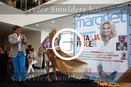 Hoofddorp 29 augustus 2013
Presentatie van de Margriet met Natasja Foger als hoofdredaktrice.
Leontine v d Bos de reguliere hoofdredaktrice geeft aar het eerste exemplaar en Rene Froger zingt voor Natasja bij sanoma uitgevers