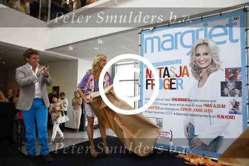 Hoofddorp 29 augustus 2013
Presentatie van de Margriet met Natasja Foger als hoofdredaktrice.
Leontine v d Bos de reguliere hoofdredaktrice geeft aar het eerste exemplaar en Rene Froger zingt voor Natasja bij sanoma uitgevers