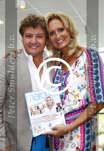 Hoofddorp 29 augustus 2013
Presentatie van de Margriet met Natasja Foger als hoofdredaktrice.
Leontine v d Bos de reguliere hoofdredaktrice geeft aar het eerste exemplaar en Rene Froger zingt voor Natasja bij sanoma uitgevers