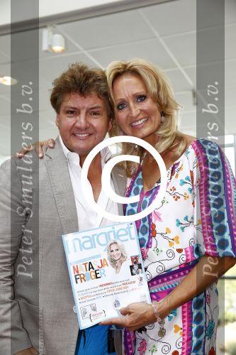 Hoofddorp 29 augustus 2013
Presentatie van de Margriet met Natasja Foger als hoofdredaktrice.
Leontine v d Bos de reguliere hoofdredaktrice geeft aar het eerste exemplaar en Rene Froger zingt voor Natasja bij sanoma uitgevers