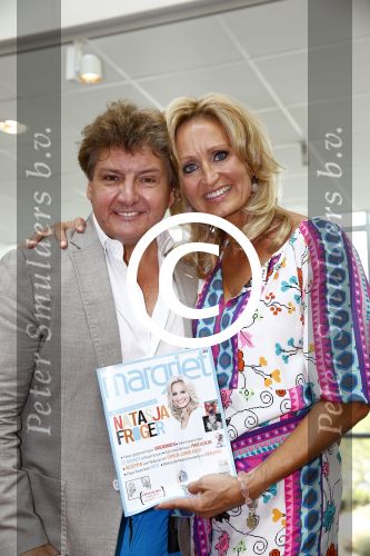 Hoofddorp 29 augustus 2013
Presentatie van de Margriet met Natasja Foger als hoofdredaktrice.
Leontine v d Bos de reguliere hoofdredaktrice geeft aar het eerste exemplaar en Rene Froger zingt voor Natasja bij sanoma uitgevers