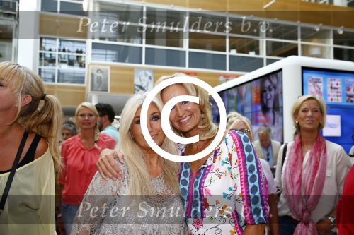 Hoofddorp 29 augustus 2013
Presentatie van de Margriet met Natasja Foger als hoofdredaktrice.
Leontine v d Bos de reguliere hoofdredaktrice geeft aar het eerste exemplaar en Rene Froger zingt voor Natasja bij sanoma uitgevers