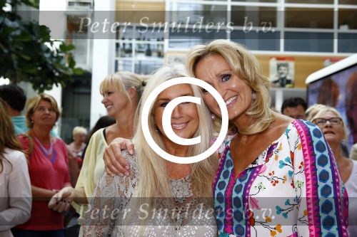 Hoofddorp 29 augustus 2013
Presentatie van de Margriet met Natasja Foger als hoofdredaktrice.
Leontine v d Bos de reguliere hoofdredaktrice geeft aar het eerste exemplaar en Rene Froger zingt voor Natasja bij sanoma uitgevers