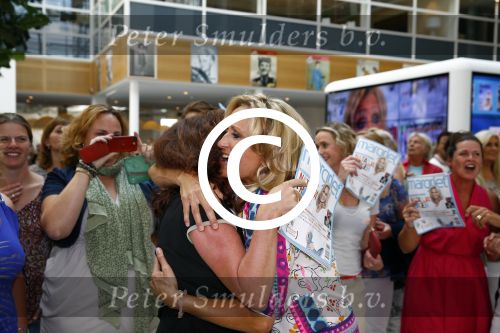 Hoofddorp 29 augustus 2013
Presentatie van de Margriet met Natasja Foger als hoofdredaktrice.
Leontine v d Bos de reguliere hoofdredaktrice geeft aar het eerste exemplaar en Rene Froger zingt voor Natasja bij sanoma uitgevers