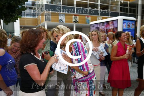 Hoofddorp 29 augustus 2013
Presentatie van de Margriet met Natasja Foger als hoofdredaktrice.
Leontine v d Bos de reguliere hoofdredaktrice geeft aar het eerste exemplaar en Rene Froger zingt voor Natasja bij sanoma uitgevers