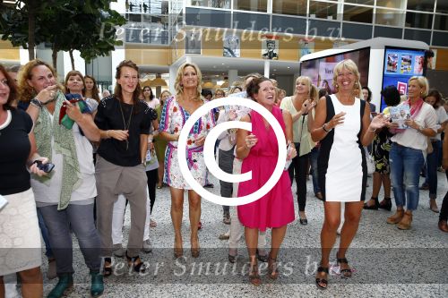 Hoofddorp 29 augustus 2013
Presentatie van de Margriet met Natasja Foger als hoofdredaktrice.
Leontine v d Bos de reguliere hoofdredaktrice geeft aar het eerste exemplaar en Rene Froger zingt voor Natasja bij sanoma uitgevers