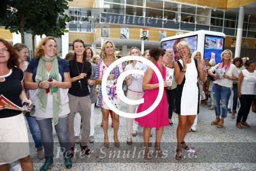 Hoofddorp 29 augustus 2013
Presentatie van de Margriet met Natasja Foger als hoofdredaktrice.
Leontine v d Bos de reguliere hoofdredaktrice geeft aar het eerste exemplaar en Rene Froger zingt voor Natasja bij sanoma uitgevers