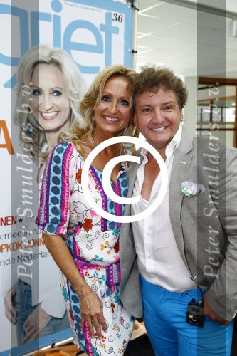 Hoofddorp 29 augustus 2013
Presentatie van de Margriet met Natasja Foger als hoofdredaktrice.
Leontine v d Bos de reguliere hoofdredaktrice geeft aar het eerste exemplaar en Rene Froger zingt voor Natasja bij sanoma uitgevers