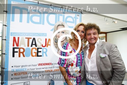 Hoofddorp 29 augustus 2013
Presentatie van de Margriet met Natasja Foger als hoofdredaktrice.
Leontine v d Bos de reguliere hoofdredaktrice geeft aar het eerste exemplaar en Rene Froger zingt voor Natasja bij sanoma uitgevers