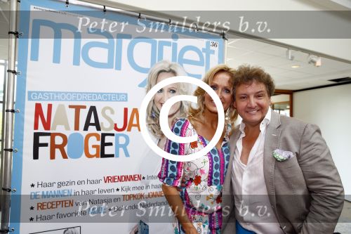 Hoofddorp 29 augustus 2013
Presentatie van de Margriet met Natasja Foger als hoofdredaktrice.
Leontine v d Bos de reguliere hoofdredaktrice geeft aar het eerste exemplaar en Rene Froger zingt voor Natasja bij sanoma uitgevers