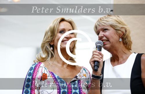 Hoofddorp 29 augustus 2013
Presentatie van de Margriet met Natasja Foger als hoofdredaktrice.
Leontine v d Bos de reguliere hoofdredaktrice geeft aar het eerste exemplaar en Rene Froger zingt voor Natasja bij sanoma uitgevers