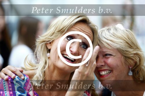 Hoofddorp 29 augustus 2013
Presentatie van de Margriet met Natasja Foger als hoofdredaktrice.
Leontine v d Bos de reguliere hoofdredaktrice geeft aar het eerste exemplaar en Rene Froger zingt voor Natasja bij sanoma uitgevers
