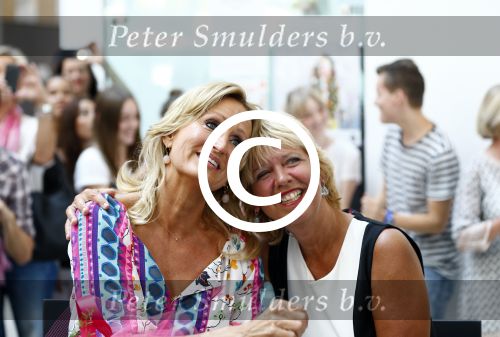 Hoofddorp 29 augustus 2013
Presentatie van de Margriet met Natasja Foger als hoofdredaktrice.
Leontine v d Bos de reguliere hoofdredaktrice geeft aar het eerste exemplaar en Rene Froger zingt voor Natasja bij sanoma uitgevers