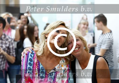 Hoofddorp 29 augustus 2013
Presentatie van de Margriet met Natasja Foger als hoofdredaktrice.
Leontine v d Bos de reguliere hoofdredaktrice geeft aar het eerste exemplaar en Rene Froger zingt voor Natasja bij sanoma uitgevers