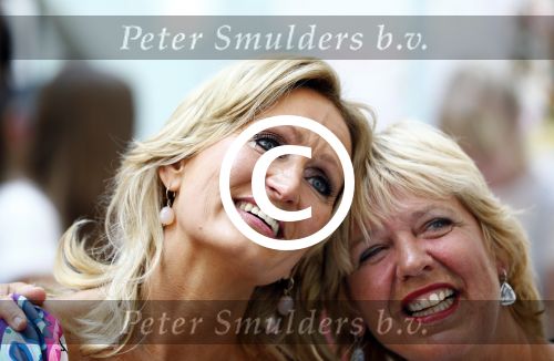 Hoofddorp 29 augustus 2013
Presentatie van de Margriet met Natasja Foger als hoofdredaktrice.
Leontine v d Bos de reguliere hoofdredaktrice geeft aar het eerste exemplaar en Rene Froger zingt voor Natasja bij sanoma uitgevers
