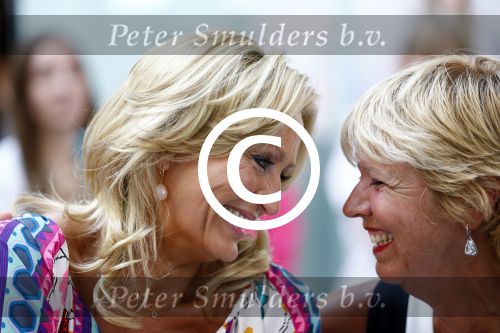 Hoofddorp 29 augustus 2013
Presentatie van de Margriet met Natasja Foger als hoofdredaktrice.
Leontine v d Bos de reguliere hoofdredaktrice geeft aar het eerste exemplaar en Rene Froger zingt voor Natasja bij sanoma uitgevers