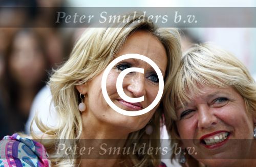 Hoofddorp 29 augustus 2013
Presentatie van de Margriet met Natasja Foger als hoofdredaktrice.
Leontine v d Bos de reguliere hoofdredaktrice geeft aar het eerste exemplaar en Rene Froger zingt voor Natasja bij sanoma uitgevers