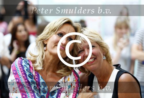Hoofddorp 29 augustus 2013
Presentatie van de Margriet met Natasja Foger als hoofdredaktrice.
Leontine v d Bos de reguliere hoofdredaktrice geeft aar het eerste exemplaar en Rene Froger zingt voor Natasja bij sanoma uitgevers