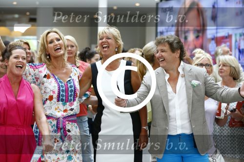 Hoofddorp 29 augustus 2013
Presentatie van de Margriet met Natasja Foger als hoofdredaktrice.
Leontine v d Bos de reguliere hoofdredaktrice geeft aar het eerste exemplaar en Rene Froger zingt voor Natasja bij sanoma uitgevers