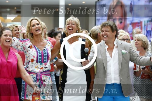 Hoofddorp 29 augustus 2013
Presentatie van de Margriet met Natasja Foger als hoofdredaktrice.
Leontine v d Bos de reguliere hoofdredaktrice geeft aar het eerste exemplaar en Rene Froger zingt voor Natasja bij sanoma uitgevers