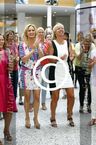 Hoofddorp 29 augustus 2013
Presentatie van de Margriet met Natasja Foger als hoofdredaktrice.
Leontine v d Bos de reguliere hoofdredaktrice geeft aar het eerste exemplaar en Rene Froger zingt voor Natasja bij sanoma uitgevers