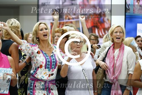 Hoofddorp 29 augustus 2013
Presentatie van de Margriet met Natasja Foger als hoofdredaktrice.
Leontine v d Bos de reguliere hoofdredaktrice geeft aar het eerste exemplaar en Rene Froger zingt voor Natasja bij sanoma uitgevers