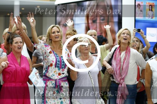 Hoofddorp 29 augustus 2013
Presentatie van de Margriet met Natasja Foger als hoofdredaktrice.
Leontine v d Bos de reguliere hoofdredaktrice geeft aar het eerste exemplaar en Rene Froger zingt voor Natasja bij sanoma uitgevers