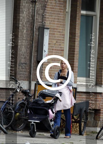 Amsterdam 3 september 2013
Nicolette Kluijver met dochtertje na zwemles en boodschappen doen bij Albert Heijn.