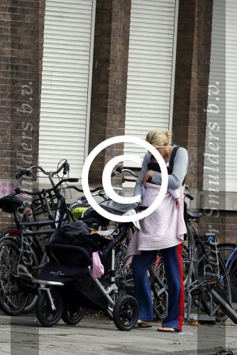 Amsterdam 3 september 2013
Nicolette Kluijver met dochtertje na zwemles en boodschappen doen bij Albert Heijn.