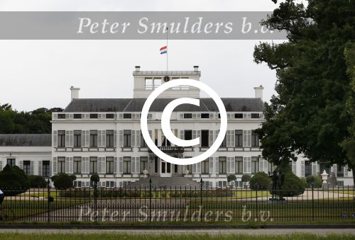 Lage Vuursche 16 augustus 2013
Begrafenis Prins Friso bij de stulpkerk in Lage Vuursche. De hele koninklijke familie was Aanwezig. Paleis Soestdijk met vlag halfstok
Peter Smulders bv