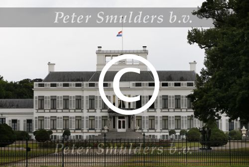 Lage Vuursche 16 augustus 2013
Begrafenis Prins Friso bij de stulpkerk in Lage Vuursche. De hele koninklijke familie was Aanwezig. Paleis Soestdijk met vlag halfstok
Peter Smulders bv
