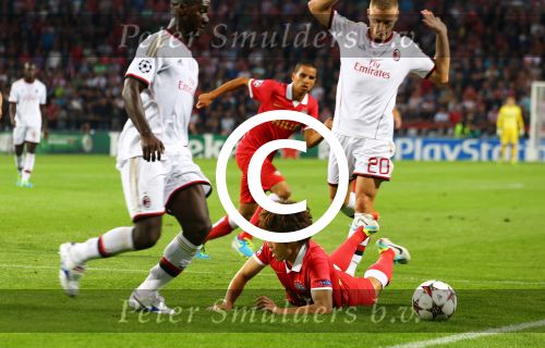 Eindhoven, 20 Augustus 2013
3e Voorronde CL PSV-AC Milan, eindstand 1-1
Park-Ji Sung in duel met Ignazio Abate
Foto Peter Smulders BV