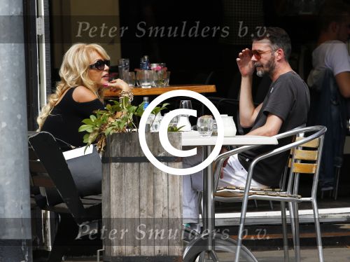 Amsterdam 21 augustus 2013
Patricia Paay met een kennis op terras.
Peter Smulders bv