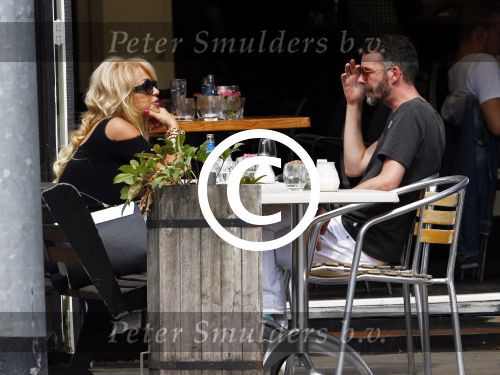 Amsterdam 21 augustus 2013
Patricia Paay met een kennis op terras.
Peter Smulders bv