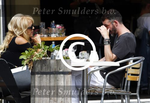 Amsterdam 21 augustus 2013
Patricia Paay met een kennis op terras.
Peter Smulders bv