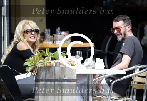 Amsterdam 21 augustus 2013
Patricia Paay met een kennis op terras.
Peter Smulders bv