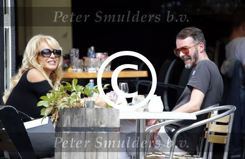 Amsterdam 21 augustus 2013
Patricia Paay met een kennis op terras.
Peter Smulders bv