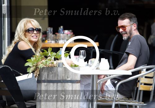 Amsterdam 21 augustus 2013
Patricia Paay met een kennis op terras.
Peter Smulders bv