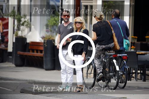 Amsterdam 21 augustus 2013
Patricia Paay met een kennis op terras.
Peter Smulders bv