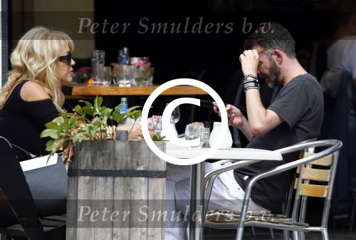 Amsterdam 21 augustus 2013
Patricia Paay met een kennis op terras.
Peter Smulders bv