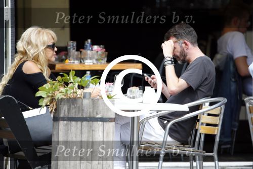 Amsterdam 21 augustus 2013
Patricia Paay met een kennis op terras.
Peter Smulders bv