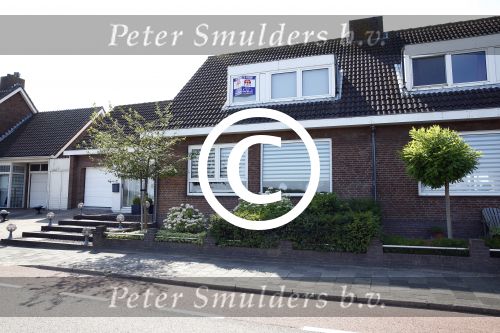 Lijnden 27 augustus 2013
Het huis waar Patricia Paay mee bezig is om te kopen. Het zou haar eerste eigen huis zijn dat ze zou kopen .
Peter Smulders bv
